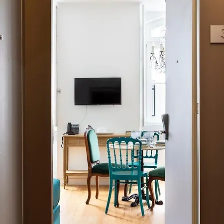 Plum Guide - Velvety Pine Lisboa